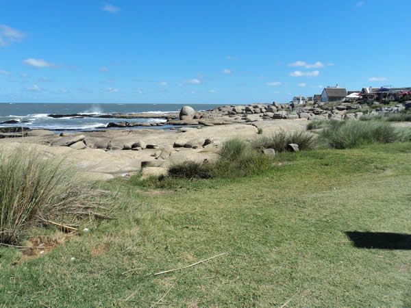 Foto ampliada de Punta del Diablo, vista de la playa y parte del balneario
